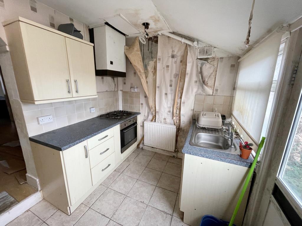 Lot: 16 - THREE STOREY HOUSE FOR IMPROVEMENT - 4 Darby Road - Kitchen